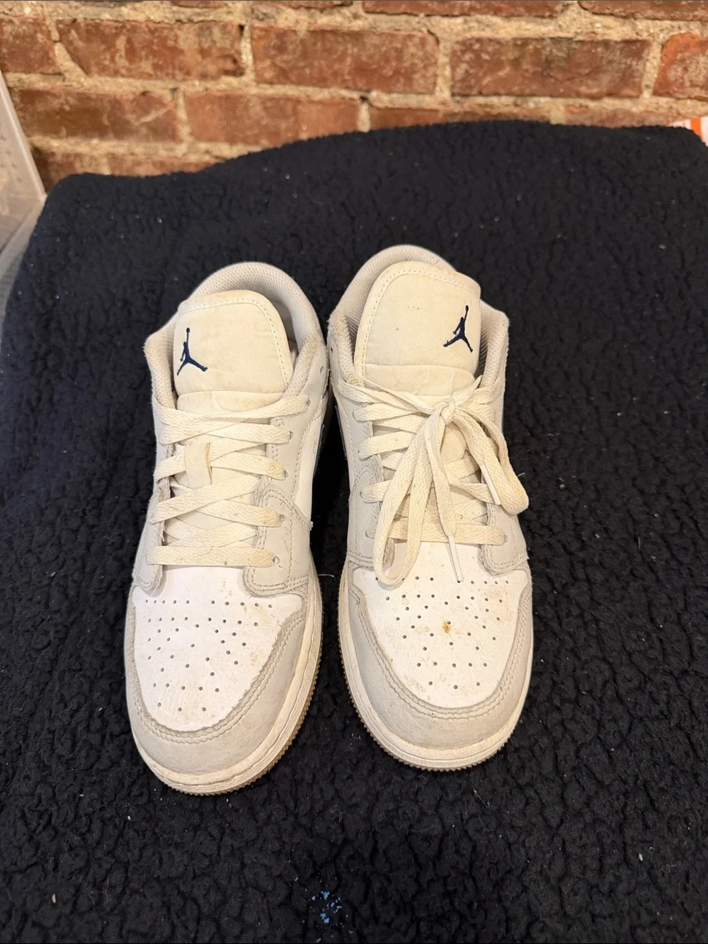 Jordan Kids Low-Top Sneakers in Off-White with Navy Logo